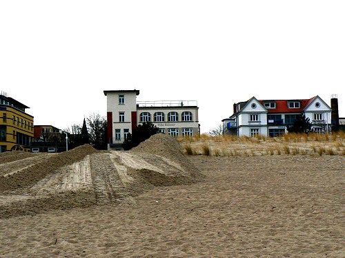 Warnemünde
A path through the dunes made by a bulldozer.
Küste - Strand, Tourismus, Küste - Düne
Adelia Bles